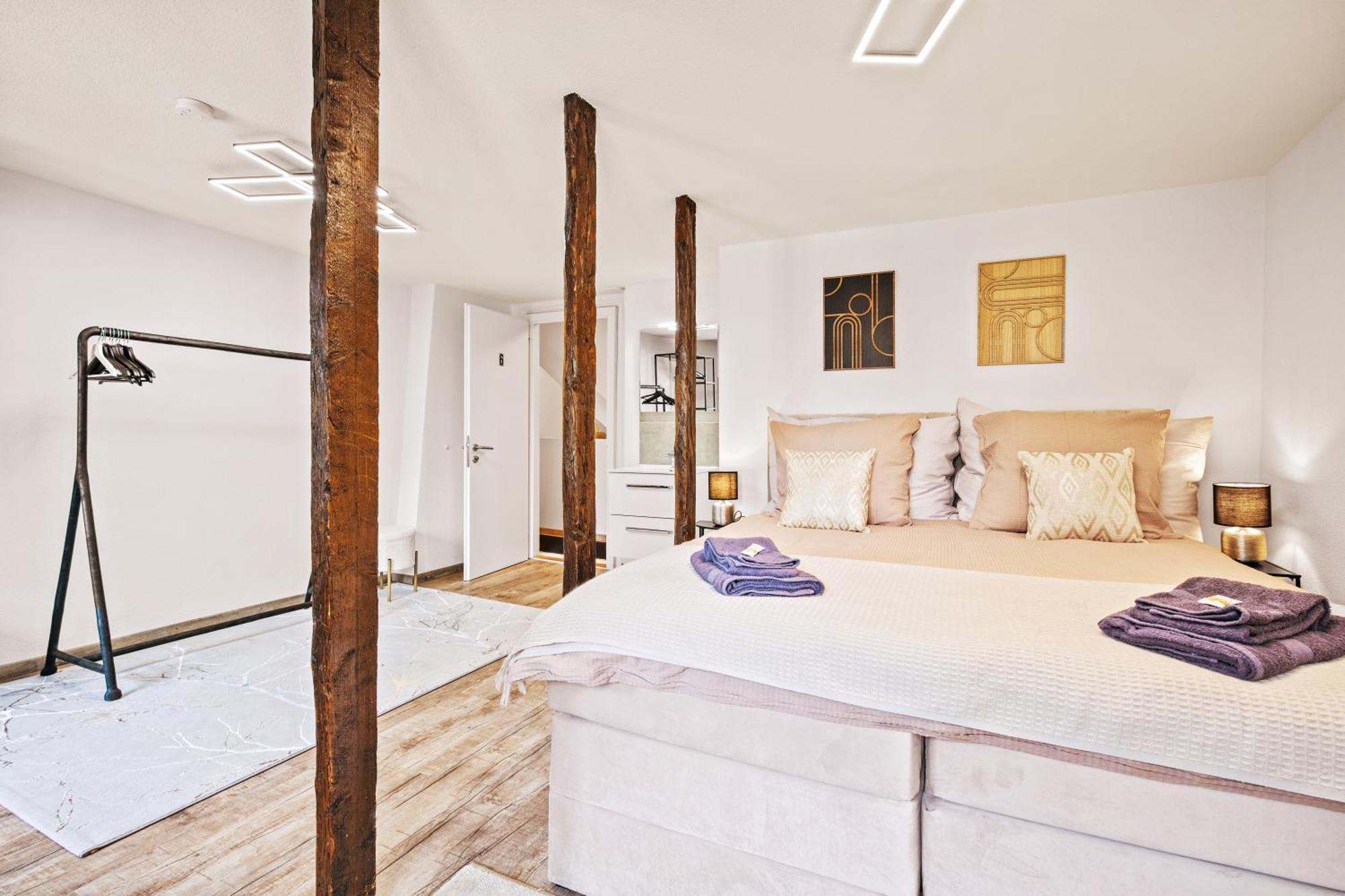 A&y Lakehouse Golden Swan *